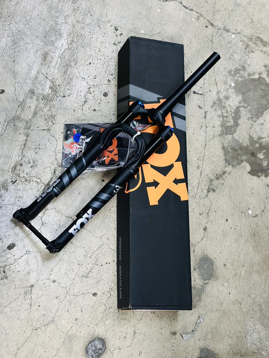 FOX 32 PERFORMANCE SUSPENSION FORK 100MM